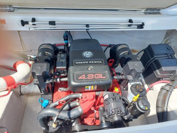 Volvo Penta 4.3L GXI 190 hp Inboard Motor - Image 3