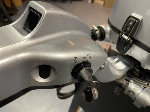 Honda 60 HP long shaft BF60 LRTU (including tiller handle steering with trolling and propeller) - Image 4